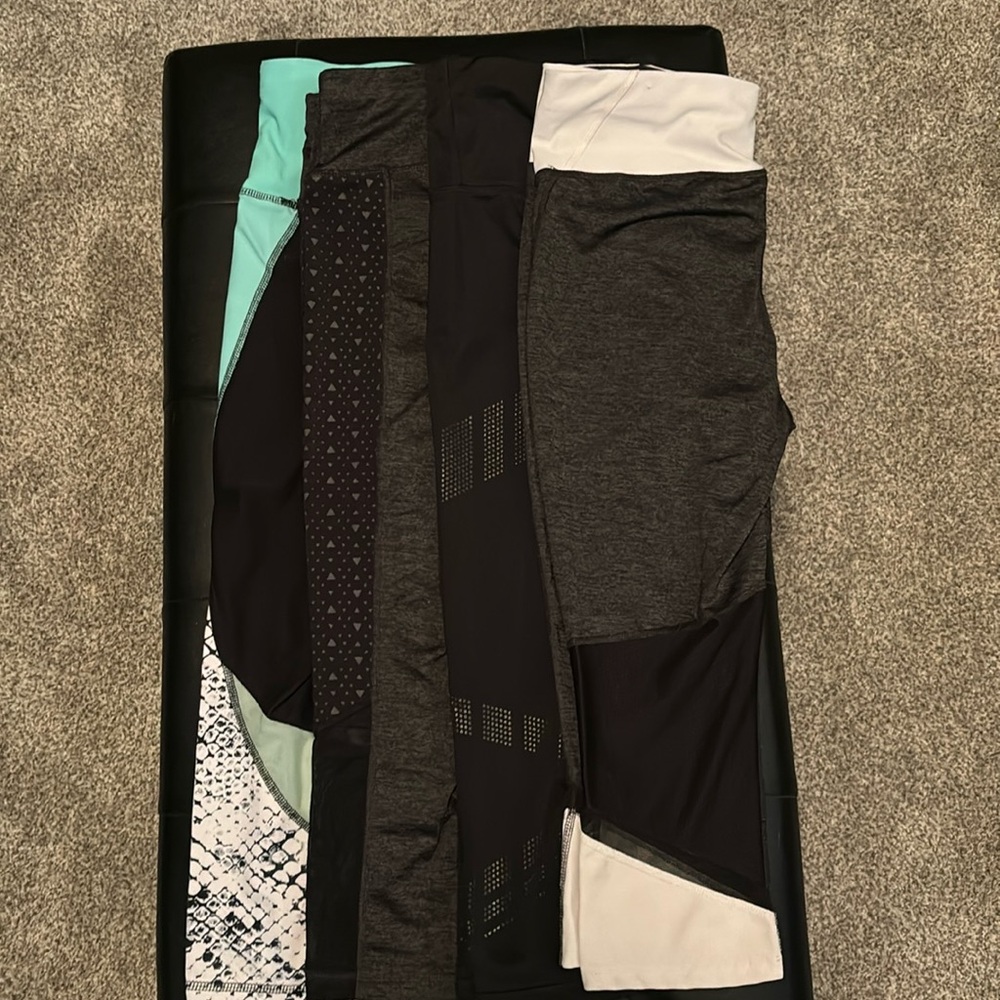 Lot of 4 M Xersion capri leggings 🖤